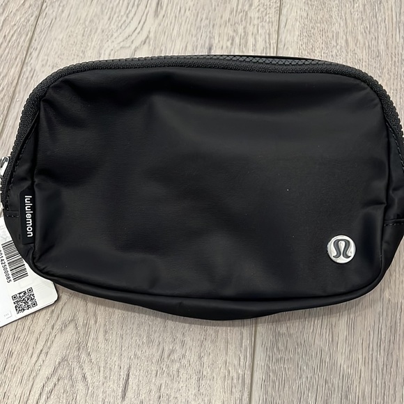 NWT Lululemon Everywhere Belt Bag 1L - Picture 6 of 6